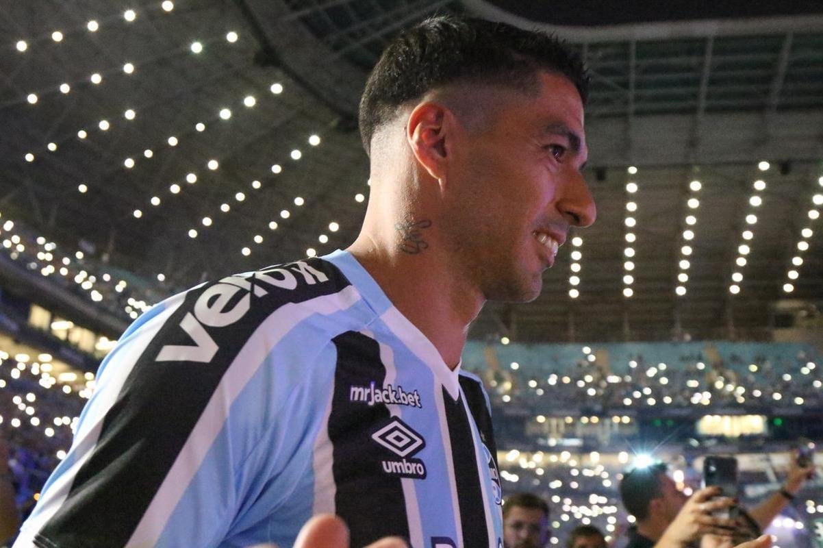 Luis Surez foi apresentado na Arena Grmio nesta quarta-feira (4/1)