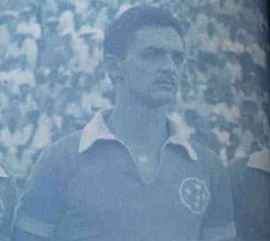 Guerino Isoni, meio-campista das dcadas de 1940 e 1950, foi o primeiro jogador a vestir a camisa 10 do Cruzeiro. (Reproduo do livro 'Guerino Isoni - O primeiro camisa 10 do Cruzeiro')