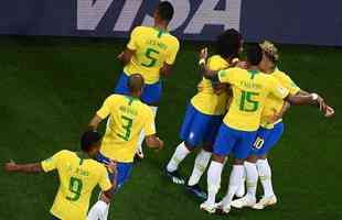 Philippe Coutinho abriu o placar para o Brasil com um golao no ngulo, em chute de fora da rea: 1 a 0