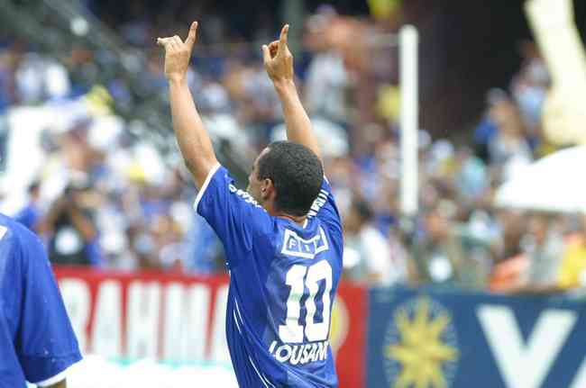 Ex-camisa 10 do Cruzeiro volta à Série B e é anunciado como 'Messi Careca'  - Superesportes