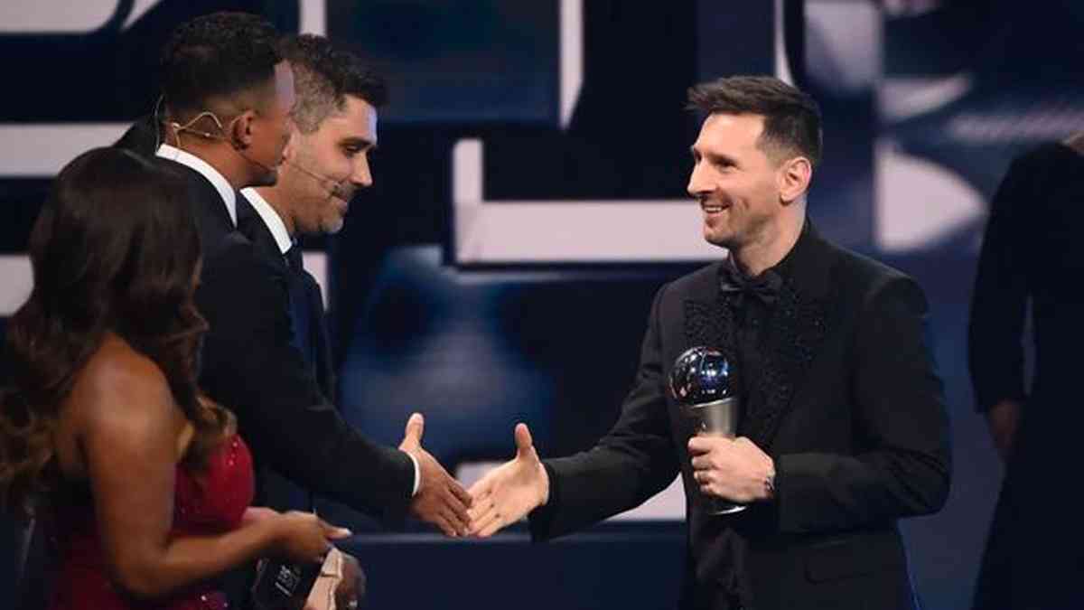 MESSI ES INFINITO ♾️ 🥇🇦🇷 Lionel Messi, 8 vezes melhor jogador do mundo,  treinando no melhor CT do Brasil! 🐓 Parabéns por mais um prêmio…
