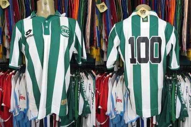 Em 2009, o Coritiba usou o uniforme retr em homenagem aos 100 anos