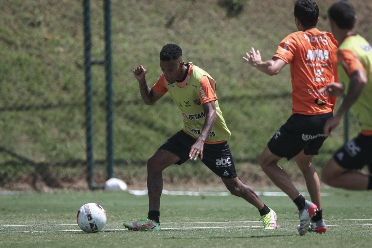 Fotos do primeiro treino de Junior Alonso no retorno ao Atltico