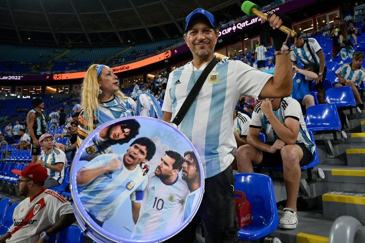 Fotos das torcidas de Argentina e Polnia durante jogo entre as duas selees pelo Grupo C da Copa do Mundo, no Estdio 974, em Doha, no Catar
