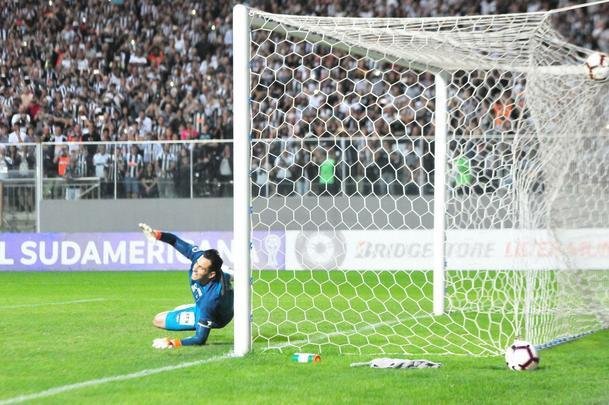 Atltico voltou forte na etapa final e abriu o placar em cobrana de pnalti com Fbio Santos: 1 a 0