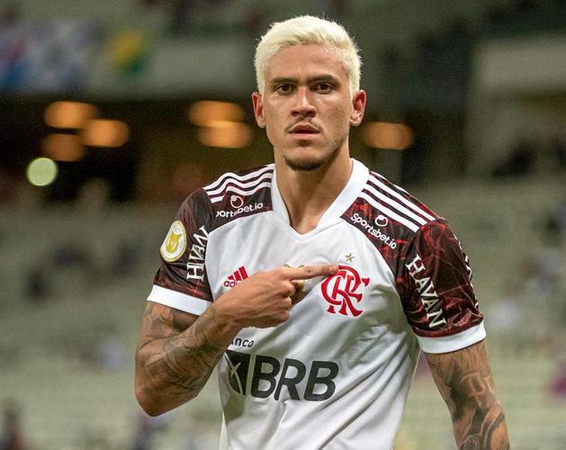 4) Pedro (Flamengo): 16 milhões de euros, aproximadamente R$ 105,46 milhões.