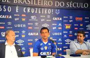 Fred foi apresentado no Cruzeiro pelo presidente Wagner Pires de S e pelo vice Itair Machado