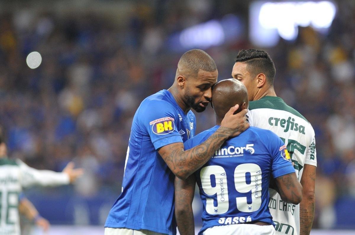 Depois do gol do Palmeiras, o jogo ficou tenso e com ataques alternados