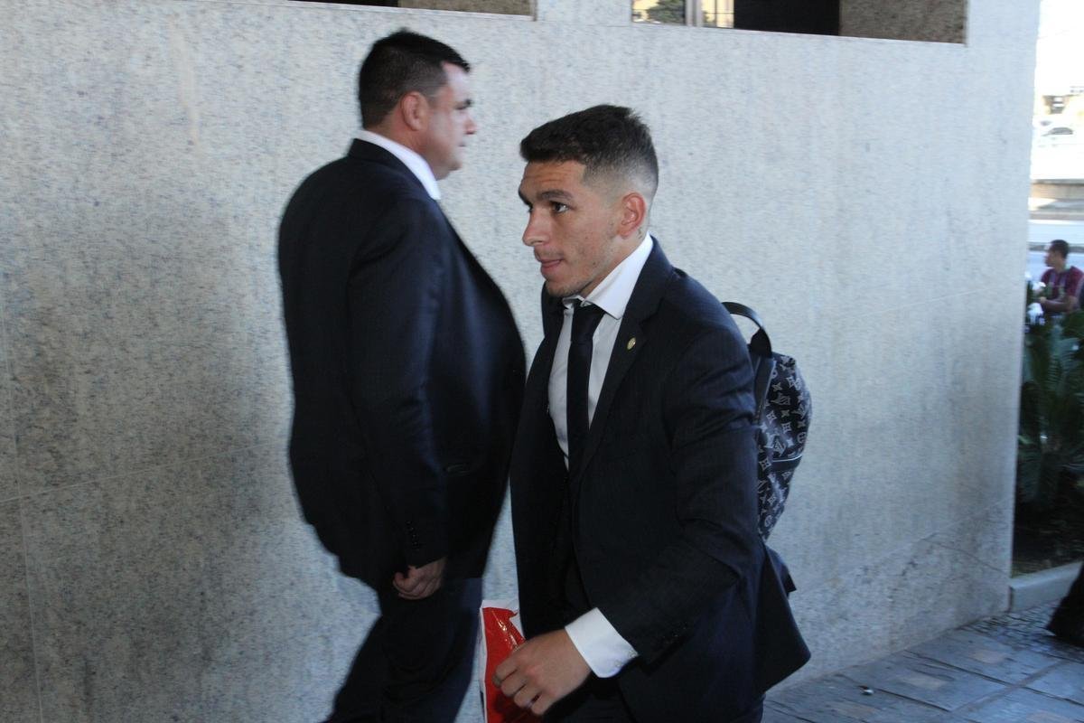 Repleta de estrelas, Seleo Uruguaia chegou a Belo Horizonte no comeo da tarde para a disputa da Copa Amrica. Cavani e Surez, as principais estrelas, mostraram muita simpatia. O meia De Arrascaeta, ex-Cruzeiro, atendeu a um f, mas passou pela imprensa sem dar entrevistas