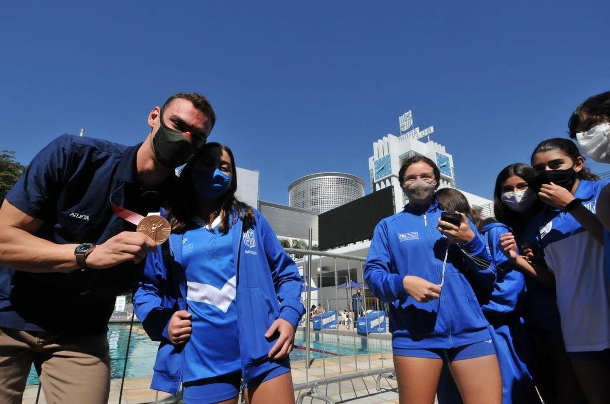 Medalha de bronze nos 200m livre, em Tquio, nadador Fernando Scheffer se reapresenta ao Minas Tnis Clube, em BH, e  festejado por funcionrios, diretoria e fs
