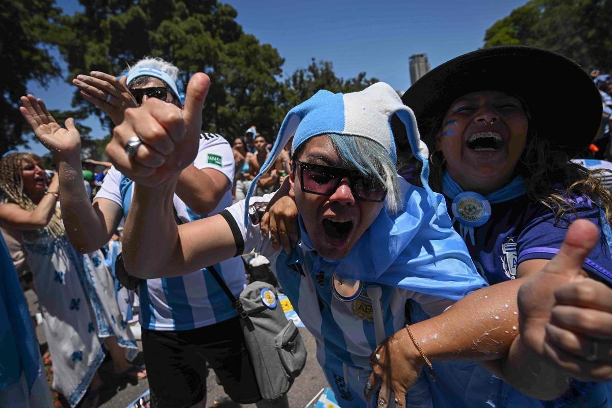 Multido festeja, no Centro de Buenos Aires, o tri mundial da Argentina conquistado na Copa do Catar