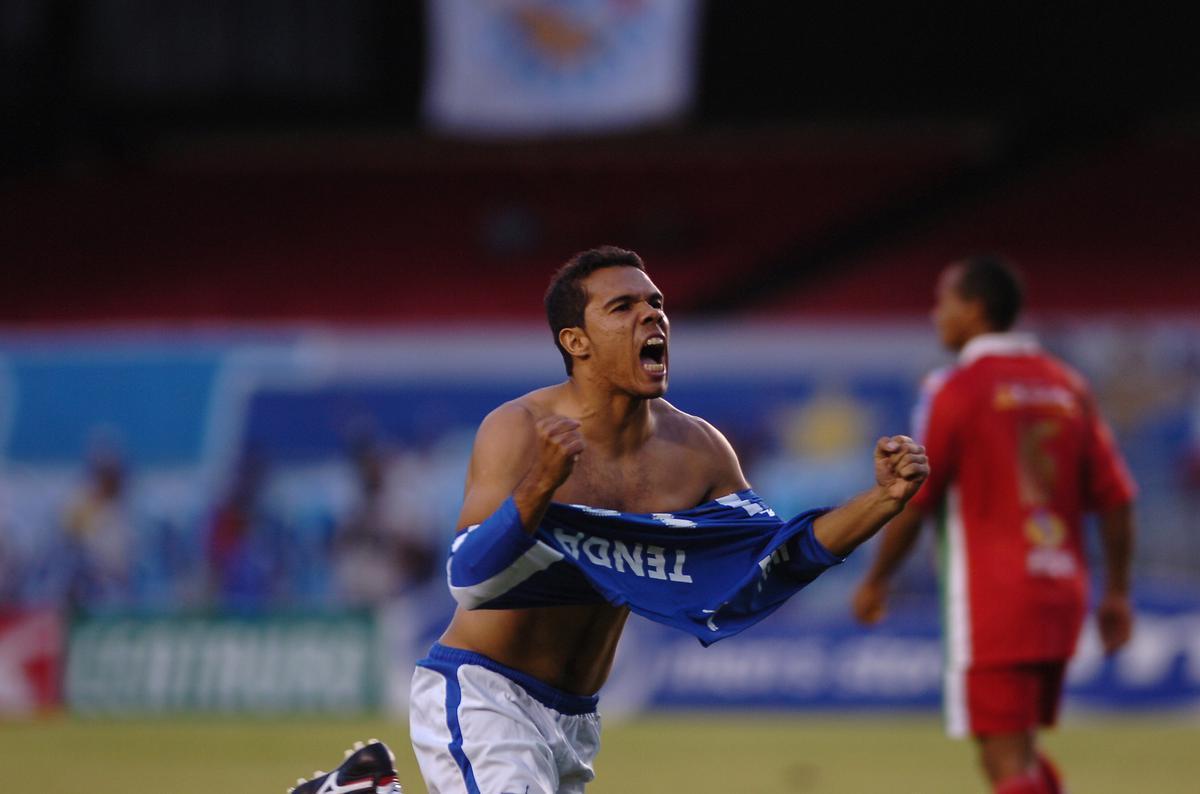 O Cruzeiro bateu o Ituiutaba por 3 a 1, no Mineiro, pelo jogo de volta da semifinal do Campeonato Mineiro de 2008. Espinoza, Leandro Domingues e Guilherme marcaram os gols celestes. Na final, o time treinado por Adilson Batista ganhou os dois clssicos contra o Atltico: 5 a 0 e 1 a 0.