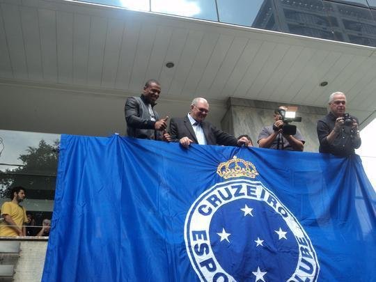 Novo reforo do Cruzeiro, Jlio Baptista foi recepcionado pelo presidente Gilvan de Pinho Tavares e acenou para torcedores da sacada da sede administrativa no Barro Preto