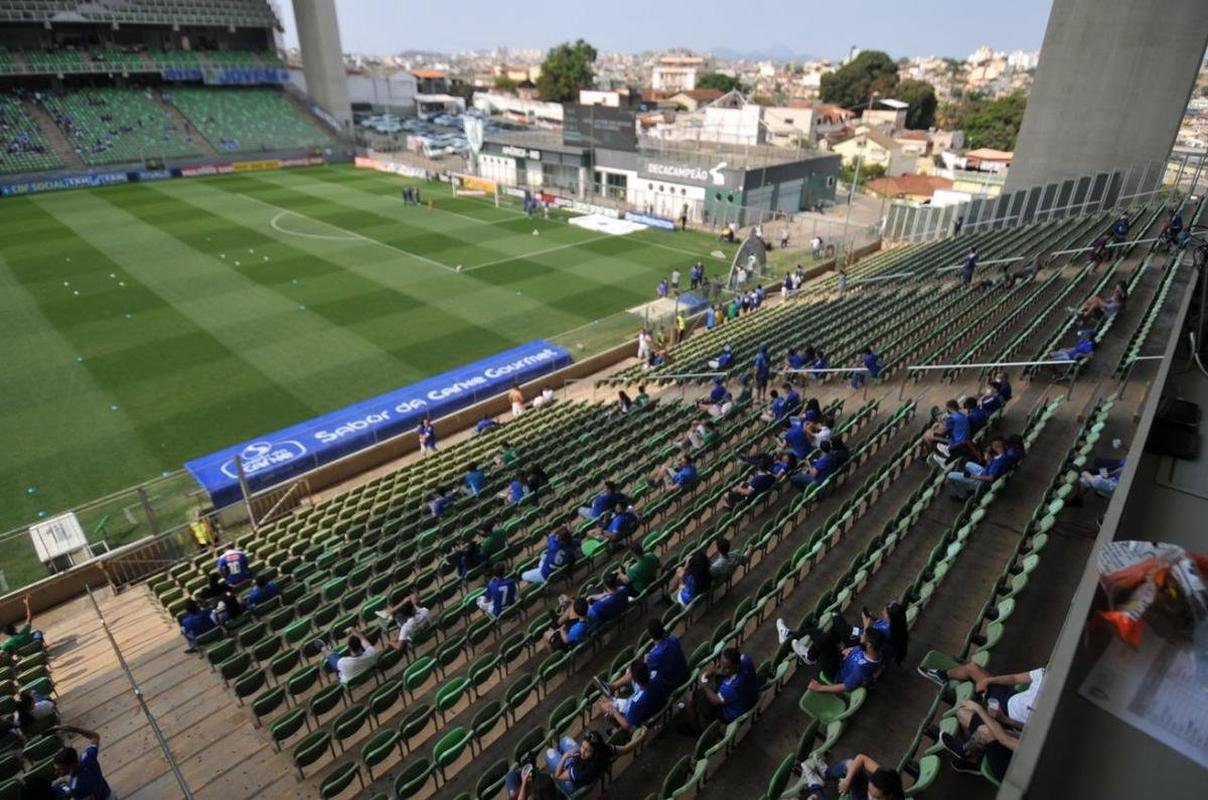 Torcida do Cruzeiro chega ao Independncia para o primeiro jogo com pblico no estdio durante a pandemia