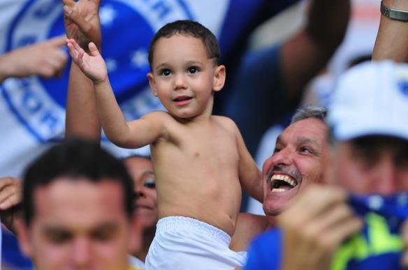 Torcida do Cruzeiro compareceu em grande nmero ao Mineiro e fez muita festa