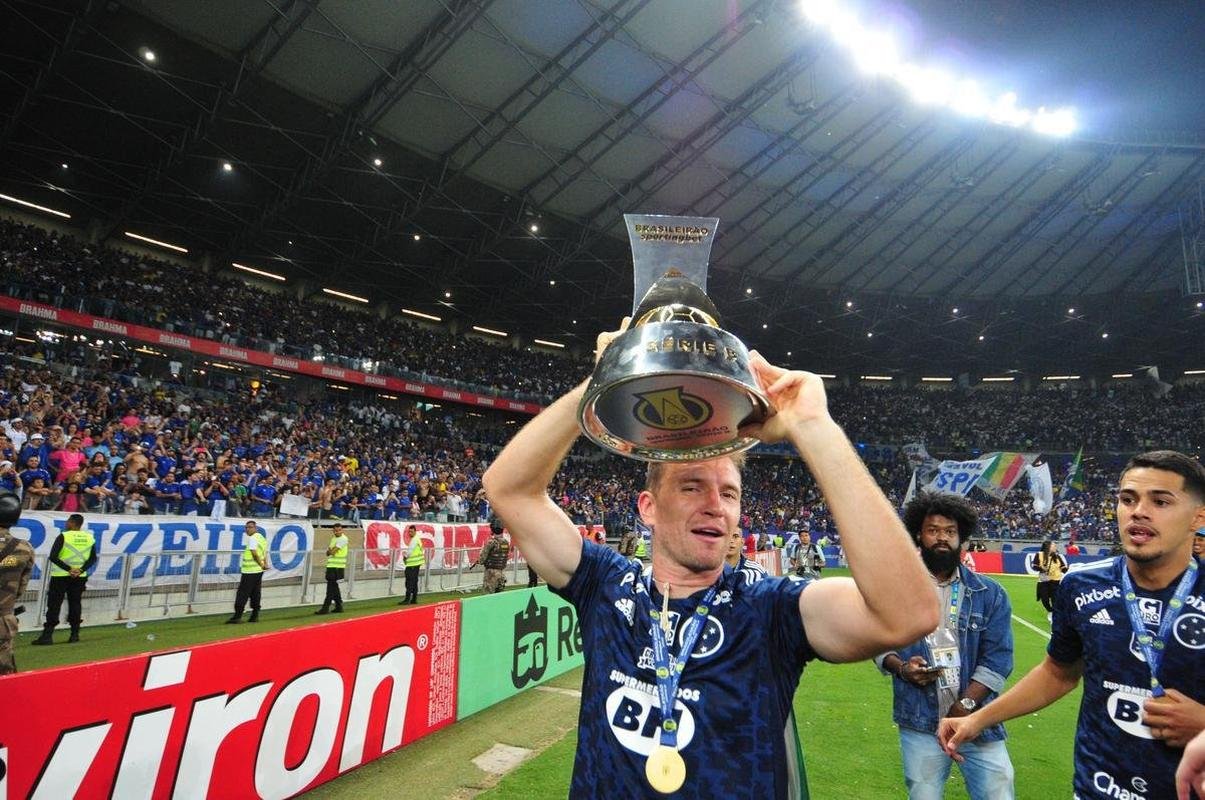 Cruzeiro levanta a taa da Srie B e faz festa no Mineiro