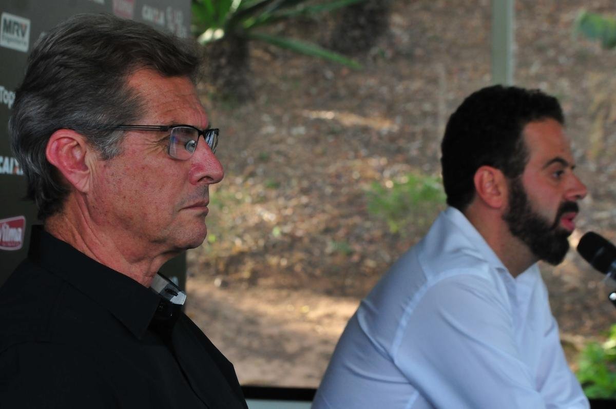 O tcnico Oswaldo de Oliveira foi apresentado na tarde desta tera-feira e, em seguida, comandou treino na Cidade do Galo