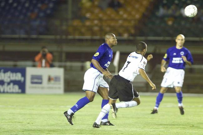 Fotos do zagueiro Joo Carlos em suas passagens pelo Cruzeiro, entre 1996 e 2001