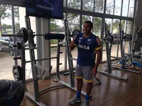 Ramón Ábila realiza atividades na sala de musculação da Toca da Raposa II