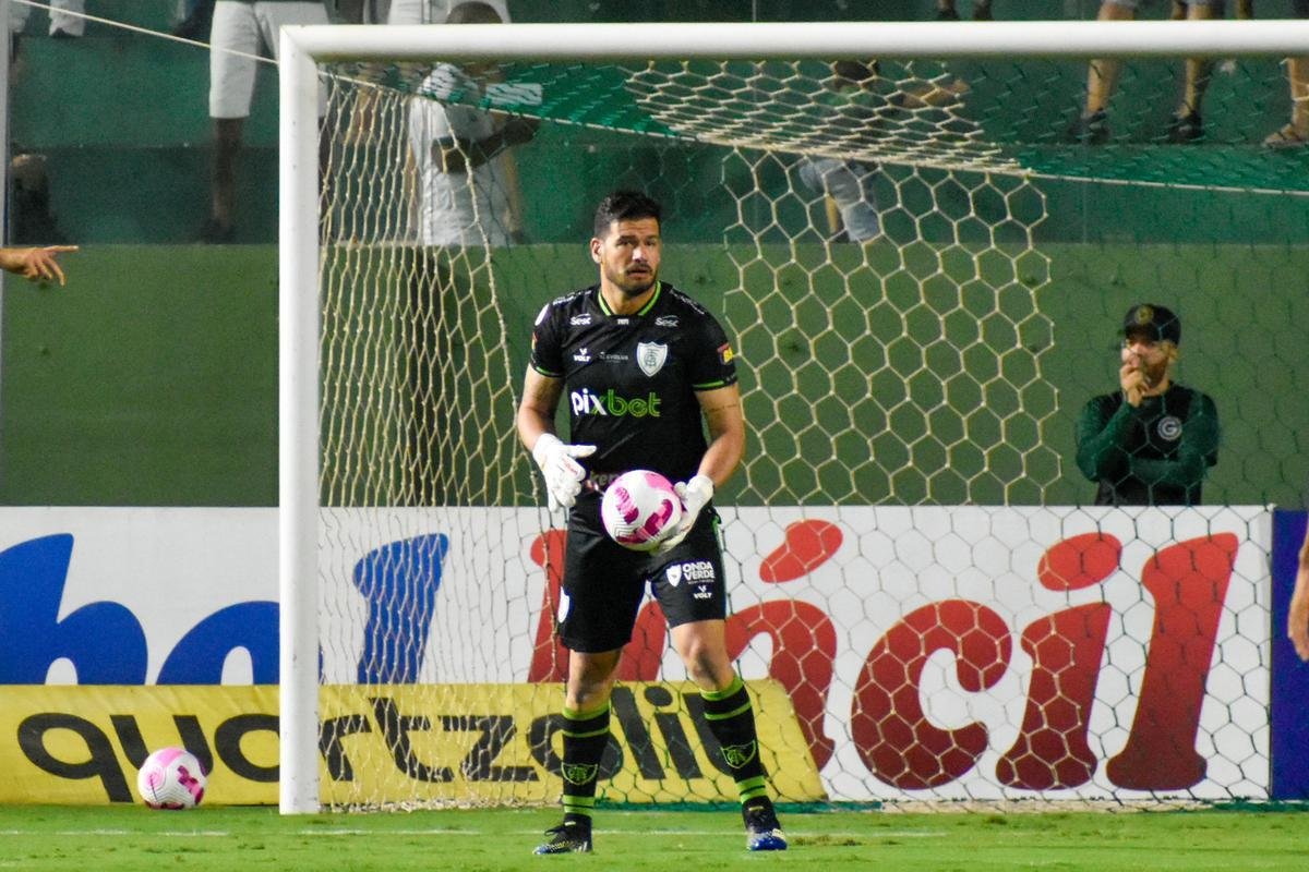 Gois e Amrica se enfrentaram nesta quarta-feira (26/10) no Estdio da Serrinha, em Goinia