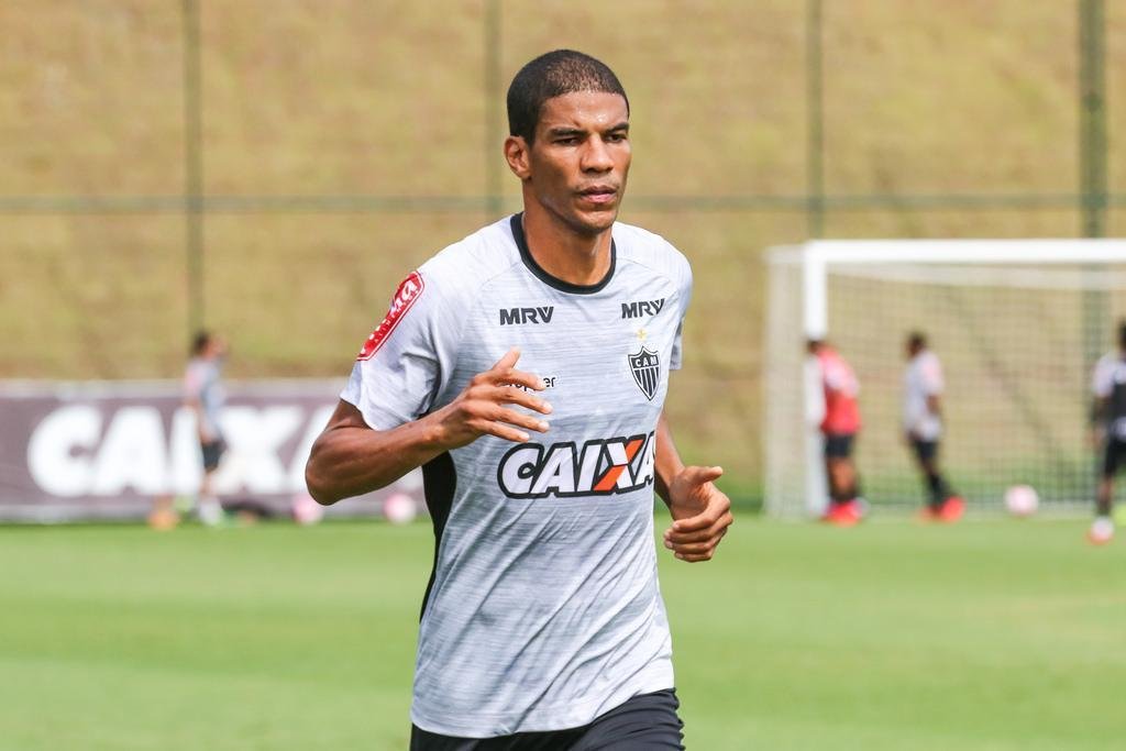 Imagens do treino coletivo comandado por Oswaldo de Oliveira