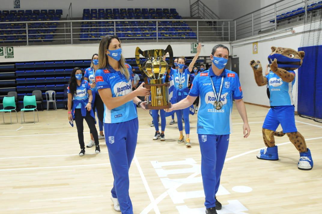 Fotos da chegada das jogadoras do Minas em Belo Horizonte, aps a equipe vencer o Praia Clube e conquistar a Superliga Feminina de Vlei.