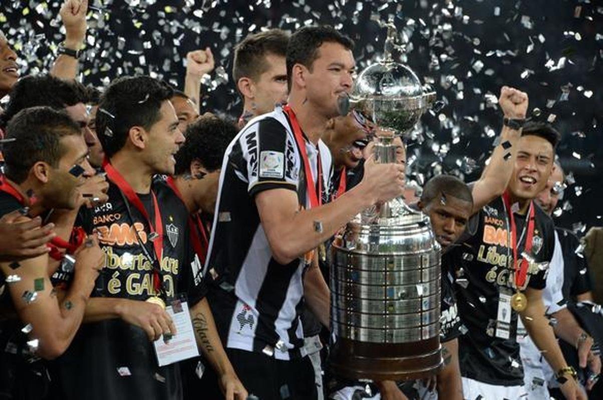 Capito Rver ergue a taa de campeo da Libertadores do Atltico