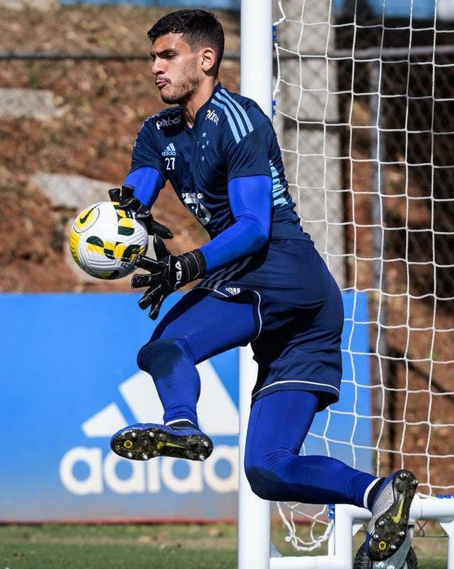 Fotos do treino do Cruzeiro neste domingo, na Toca da Raposa II. As novidades foram as presenas do atacante Rafa Silva, recuperado de incmodo no p direito, e dos recm-contratados Luis Felipe (zagueiro, ex-PSV da Holanda) e Bruno Rodrigues (atacante, ex-Famalico de Portugal)