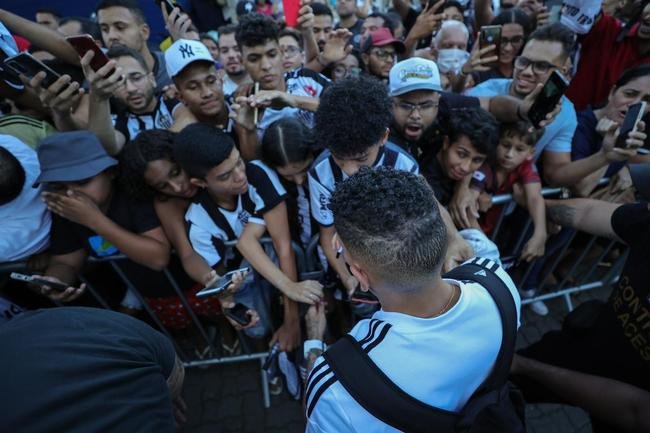 No fim da tarde desta sexta-feira (4/3), delega��o do Atl�tico desembarcou em Governador Valadares, onde enfrentar� o Democrata pelo Campeonato Mineiro.