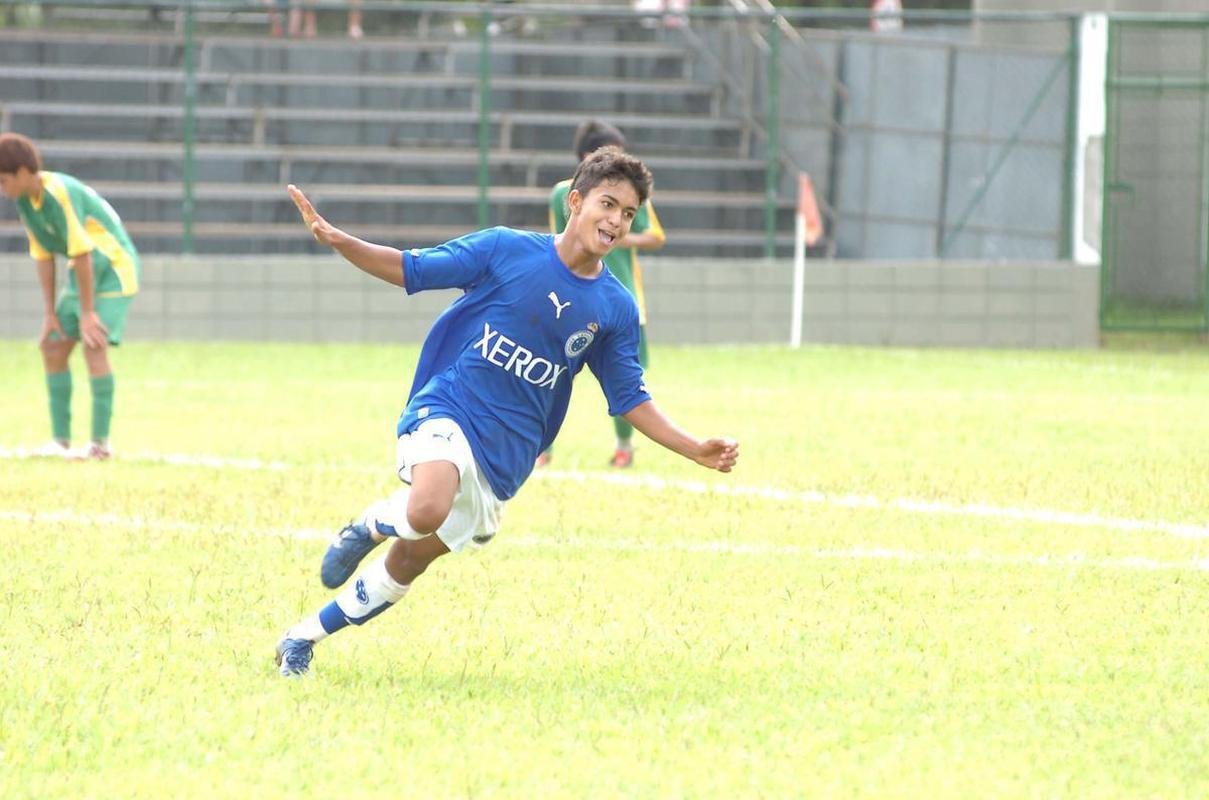 Atacante Dudu esteve nas categorias de base do Cruzeiro de 2005 at 2009, quando recebeu oportunidade entre os profissionais. Posteriormente, em 2010, foi emprestado ao Coritiba. Retornou  Raposa em 2011 e foi vendido ao Dnamo de Kiev meses depois.