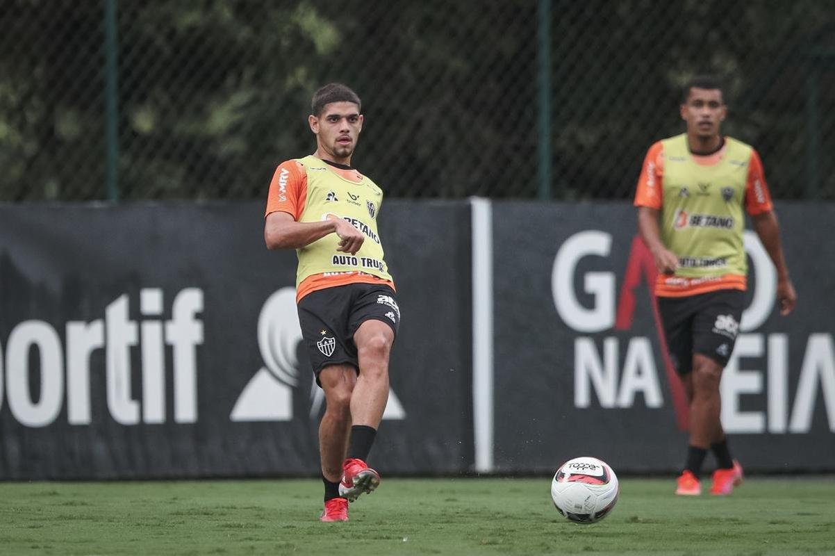 O Atltico realizou, nesta quinta-feira (10), a primeira atividade visando o clssico com o Amrica, vlido pela 5 rodada do Campeonato Mineiro. Com titulares em campo, o time de 'El Turco' Mohamed trabalhou para o confronto que ser disputado s 16h30 do sbado (12), no Estdio Independncia, em Belo Horizonte.