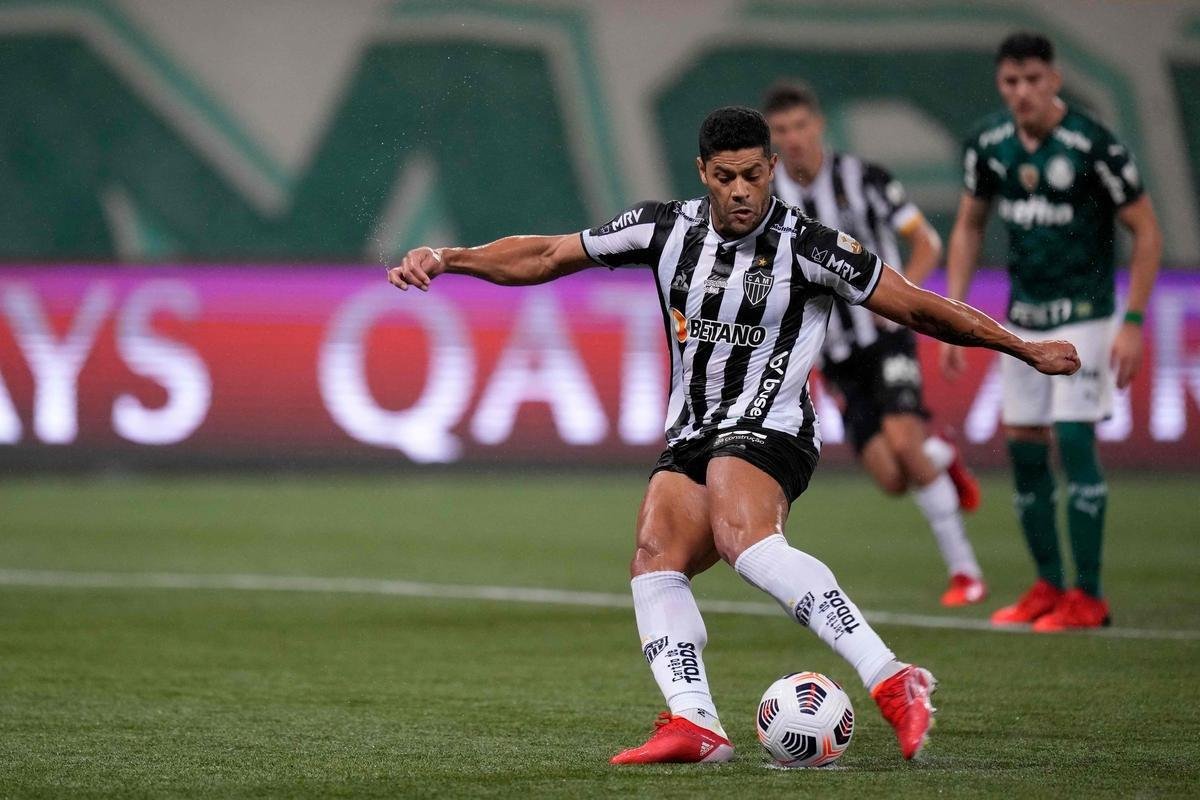 Fotos do pnalti sofrido por Diego Costa e da cobrana de Hulk na trave