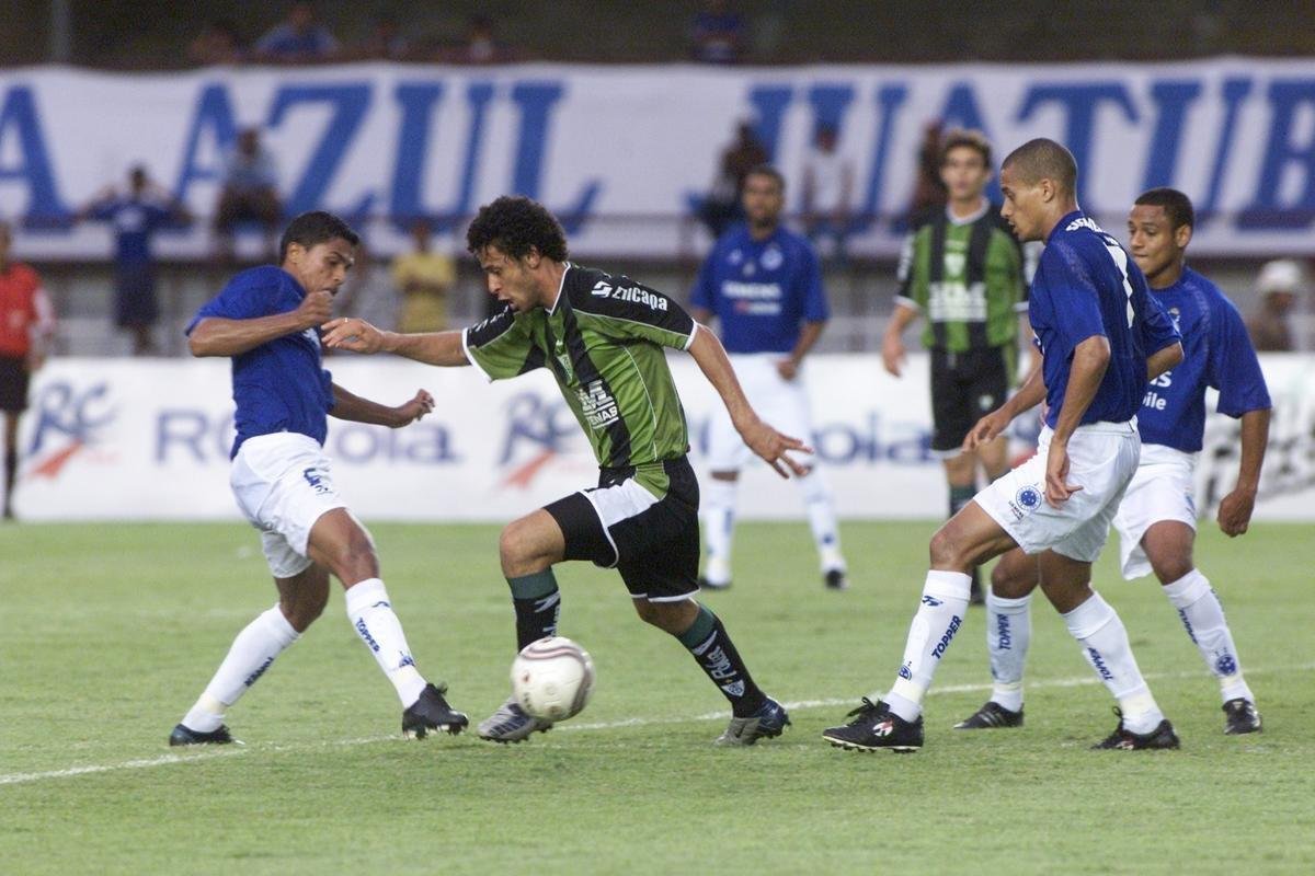 Fred contra o Cruzeiro, pela semifinal do Estadual de 2004. Raposa eliminou Coelho