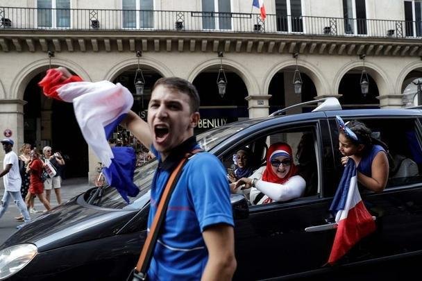 Torcedores franceses tomaram principais pontos turísticos e avenidas de Paris para celebrar o bi mundial