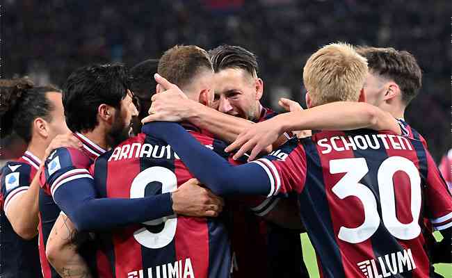 Arnautovic  celebrado pelos companheiros ao marcar os gols da vitria sobre a Sampdoria 
