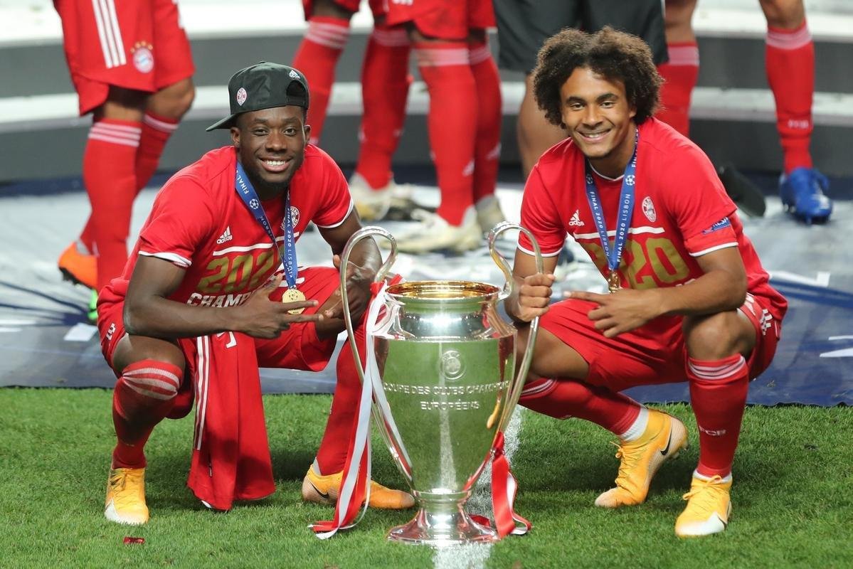 Bayern conquistou o hexa da Liga dos Campeões da Europa ao vencer o PSG por 1 a 0, neste domingo, no Estádio da Luz, em Lisboa. Coman marcou o gol do título alemão. Capitão Neuer ergue a taça junto aos seus companheiros.