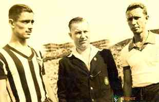 Z do Monte, do Atltico, o rbitro ingls Barrick e o jogador Luzitano, do Amrica, com o uniforme de 1948