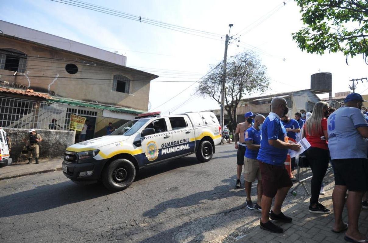 Torcida do Cruzeiro chega ao Independncia para o primeiro jogo com pblico no estdio durante a pandemia