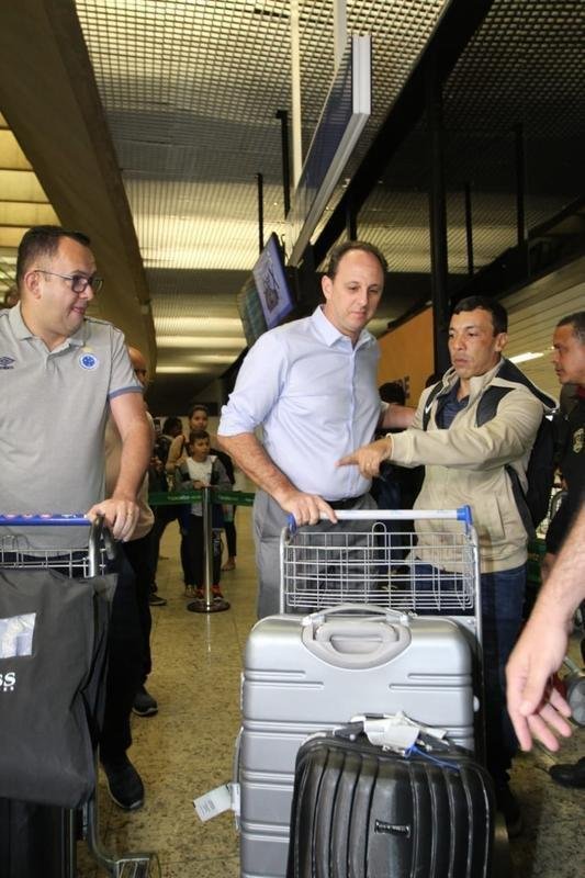 Novo treinador do Cruzeiro, Rogrio Ceni desembarcou em Confins na manh desta tera-feira e recebeu apoio de torcedores 