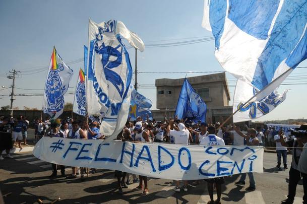 Torcedores protestam em frente  Toca da Raposa II