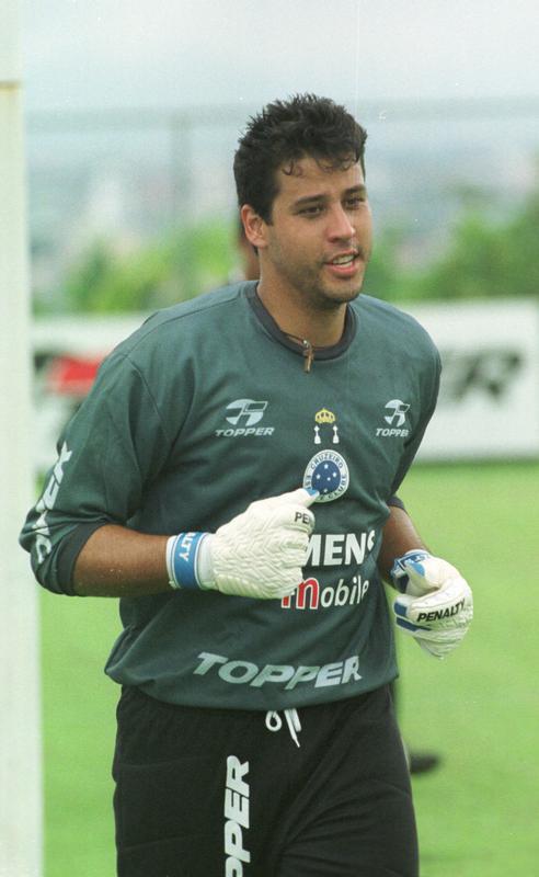 Conforme várias vezes relatado, Fábio jogou pelo Cruzeiro entre o fim de 1999 e o meio de 2000. Aos 19 anos, foi reserva de André no time campeão da Copa do Brasil. Depois, transferiu-se para o Vasco, onde ficou por quatro temporadas e meia. Em 2005, voltou à Toca em troca envolvendo o atacante Alex Dias. O resto da história todos os torcedores conhecem.