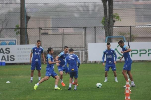 Sob forte chuva, Cruzeiro iniciou preparao para duelo com o Botafogo, marcado para as 21h30 desta quinta-feira