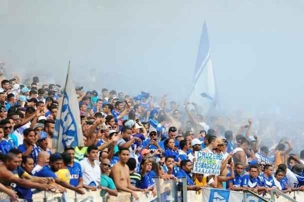 Imagens da torcida do Cruzeiro no clssico contra o Atltico, no Mineiro