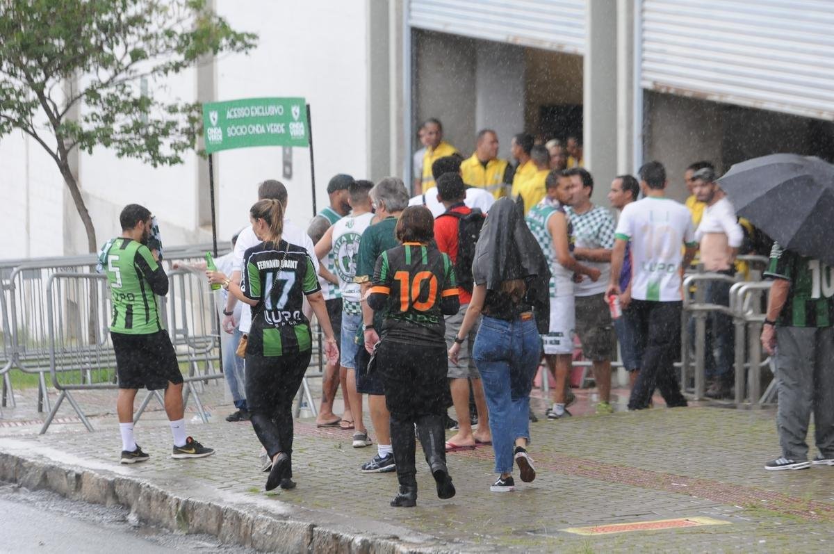 Torcedores do Amrica na partida contra o Tombense, no Independncia, em Belo Horizonte, pela stima rodada do Campeonato Mineiro. Coelho venceu por 2 a 1 e assumiu a liderana do Estadual