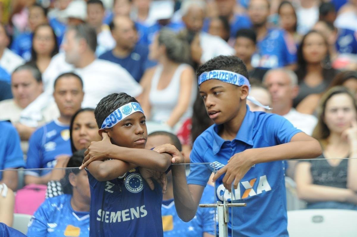 Torcidas de Cruzeiro e Flamengo fizeram a festa em duelo das equipes no Mineiro