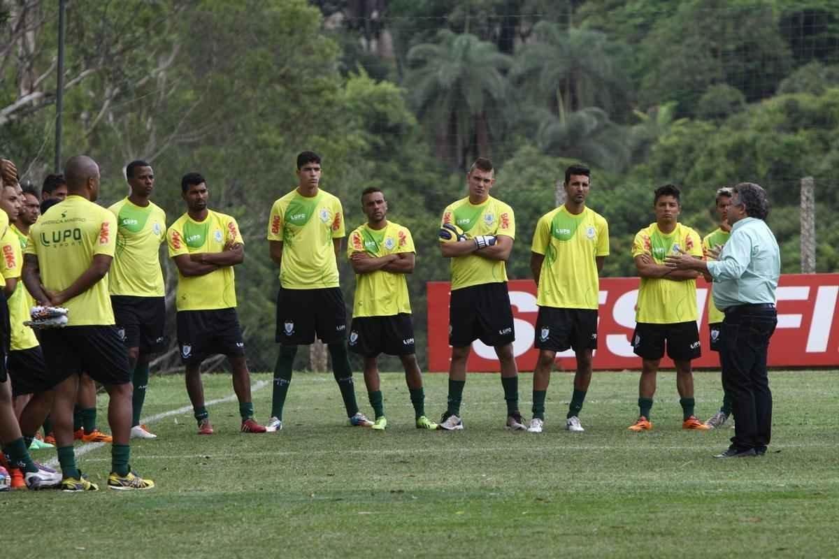 O elenco do Amrica se reapresentou para a temporada 2015 na tarde desta segunda-feira, no CT Lanna Drumond. Depois de reunio com integrantes do conselho de administrao, os jogadores foram para um campo secundrio, onde realizaram o primeiro trabalho com bola. O gramado principal passa por reformas.