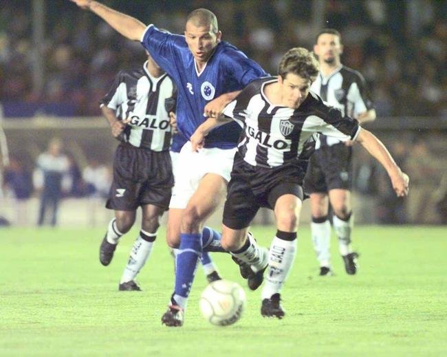 Valdir atuou pelo Atltico em duas passagens: 1992 a 1994 e 1999 a 2000. Na ltima, chegou diretamente do Cruzeiro. Ao todo, o volante marcou 14 gols em 222 jogos pelo alvinegro. Ganhou a Copa Conmebol de 1992 e os estaduais de 1999 e 2000.