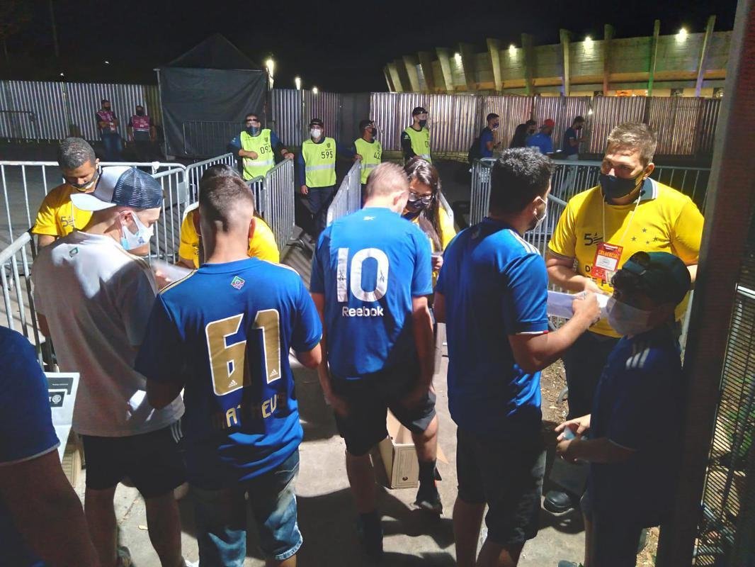 Torcedores comearam a entrar no Mineiro aps a abertura dos portes
