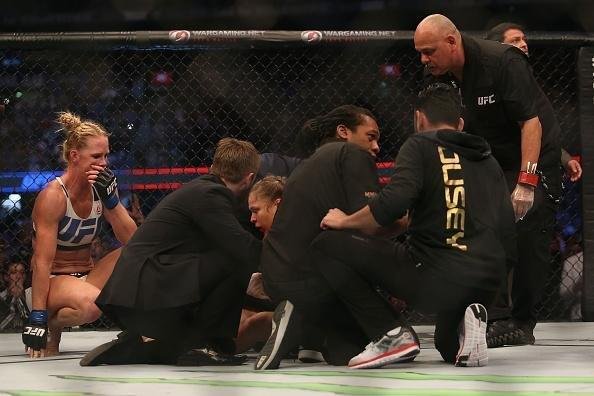 Ronda Rousey é nocauteada por Holly holm no segundo round e perde cinturão do peso galo feminino do UFC, na luta principal em Melbourne