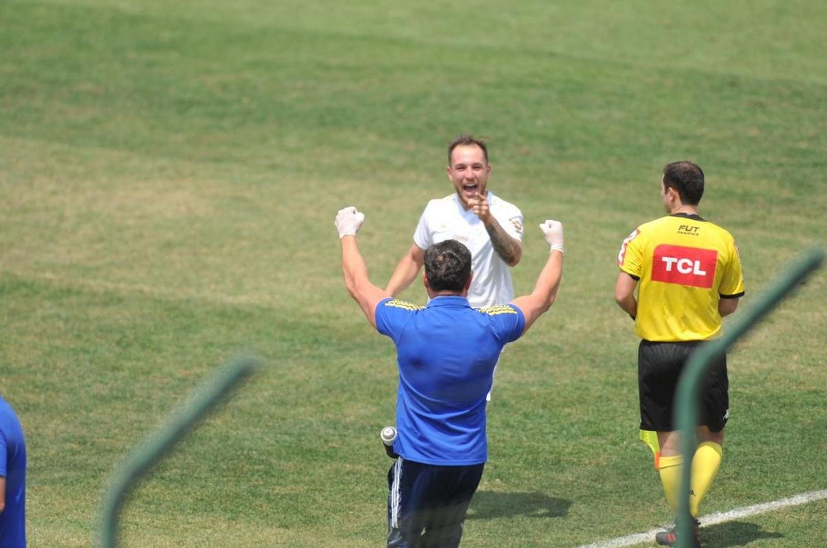Cruzeiro e Ponte Preta se enfrentaram numa manh de forte calor em Sete Lagoas
